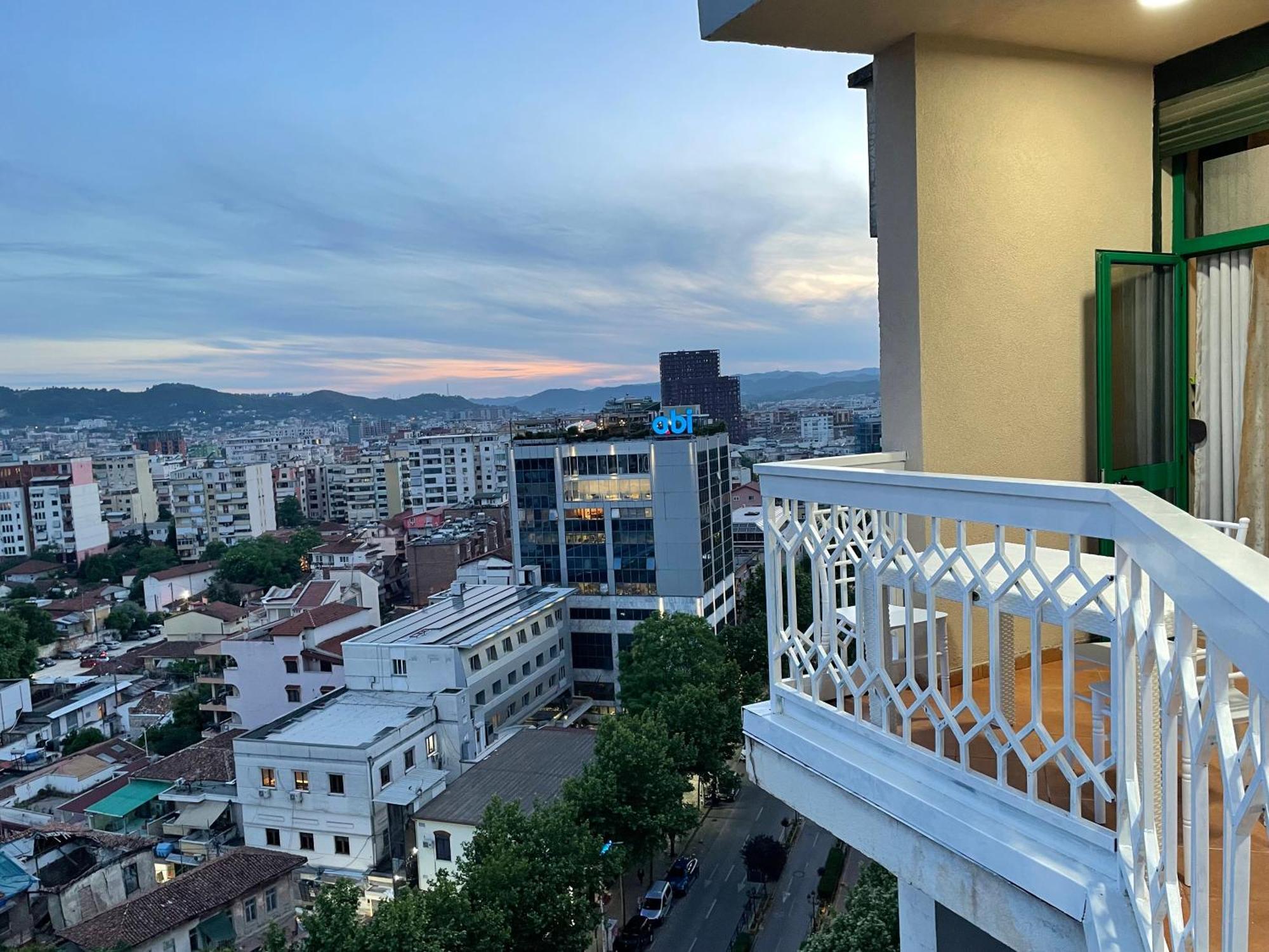 Sun Tower Luxury Suite-View From Of Tirana Center Buitenkant foto